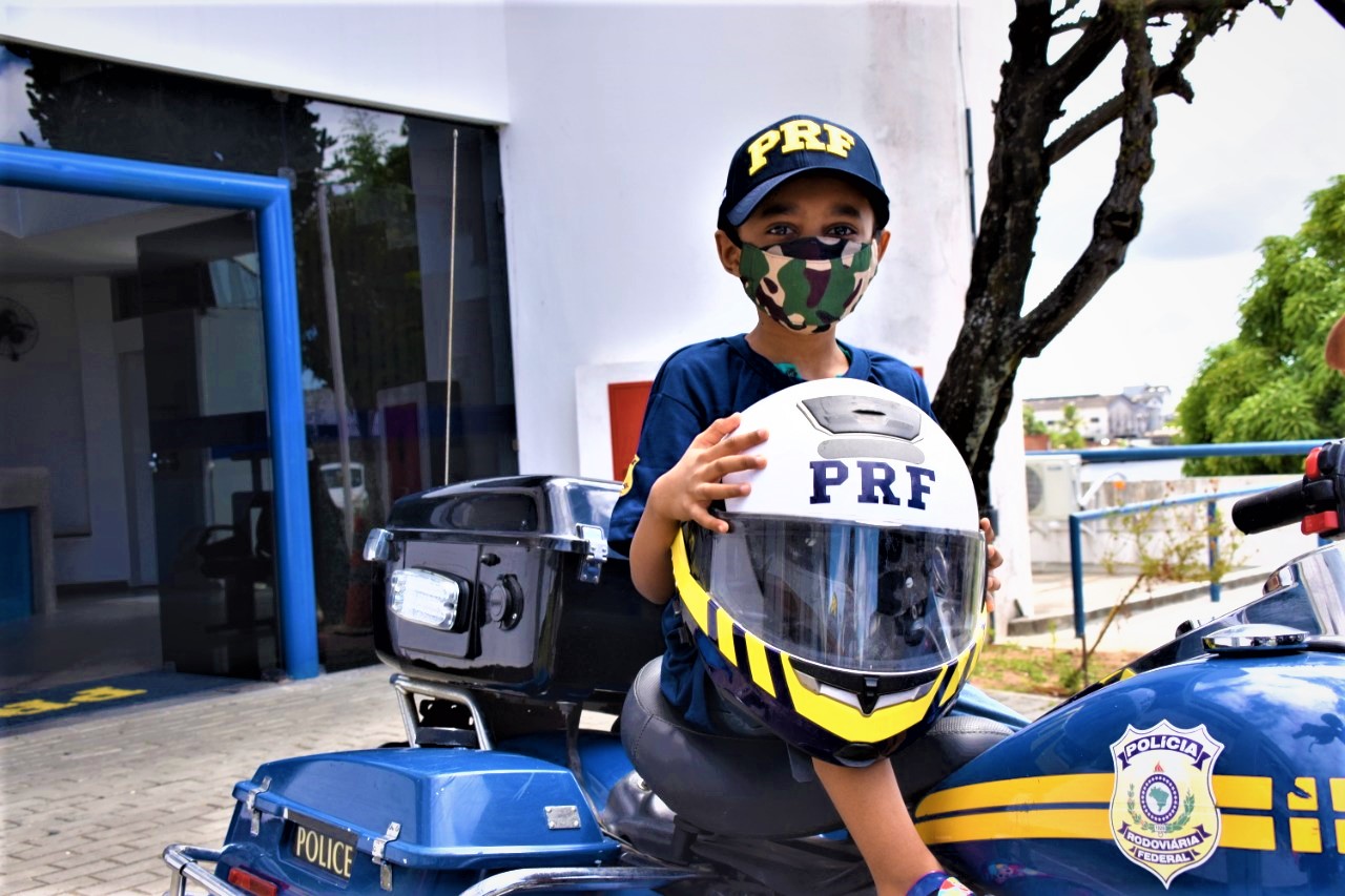 Garoto fã da PRF ganha festa surpresa em seu aniversário de 9 anos