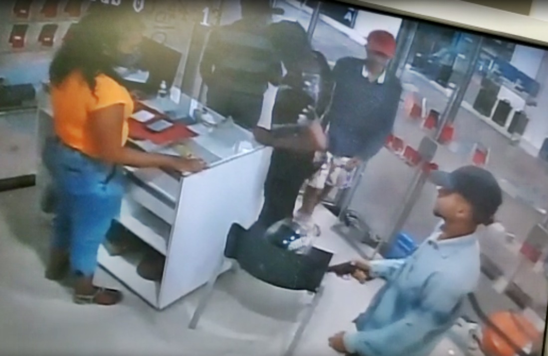 Dois bandidos assaltaram uma loja de celulares no Mercadão neste sábado Dois bandidos assaltaram uma loja de celulares no Mercadão neste sábado