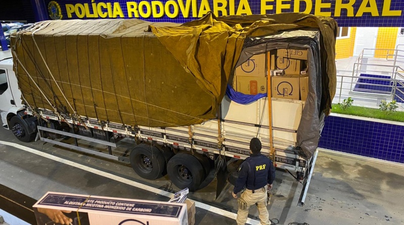 PRF prende contrabandista com carga de cigarros avaliada em 2 milhões de reais PRF prende contrabandista com carga de cigarros avaliada em 2 milhões de reais