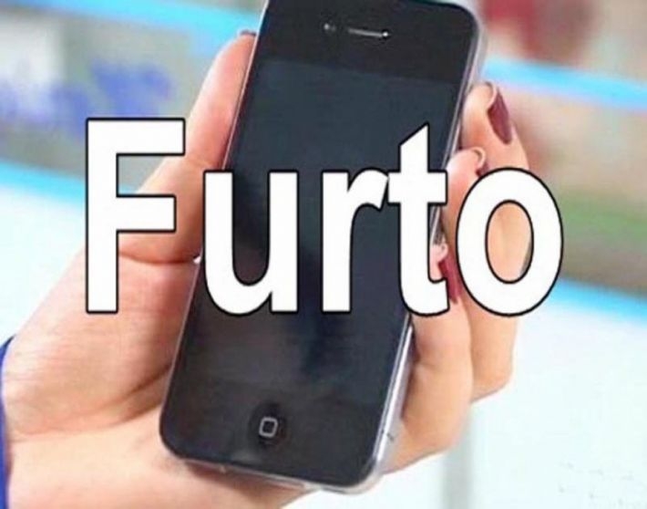 Mulher com criança de colo furta celular dentro da loja Mulher com criança de colo furta celular dentro da loja