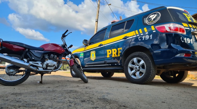 Motocicleta furtada em Brasília é recuperada na BR 330 em Jitaúna Motocicleta furtada em Brasília é recuperada na BR 330 em Jitaúna
