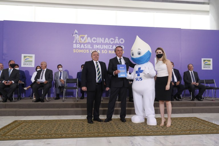 “SUS vai ter prioridade nas vacinas produzidas no Brasil”, afirma Pazuello “SUS vai ter prioridade nas vacinas produzidas no Brasil”, afirma Pazuello