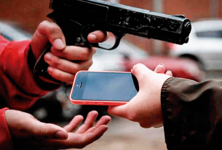 Dupla de assaltantes atacou 3 pessoas e rouba 5 celulares Dupla de assaltantes atacou 3 pessoas e rouba 5 celulares
