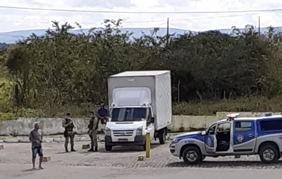 Homem comete suicídio dentro do caminhão na BR 116 Homem comete suicídio dentro do caminhão na BR 116