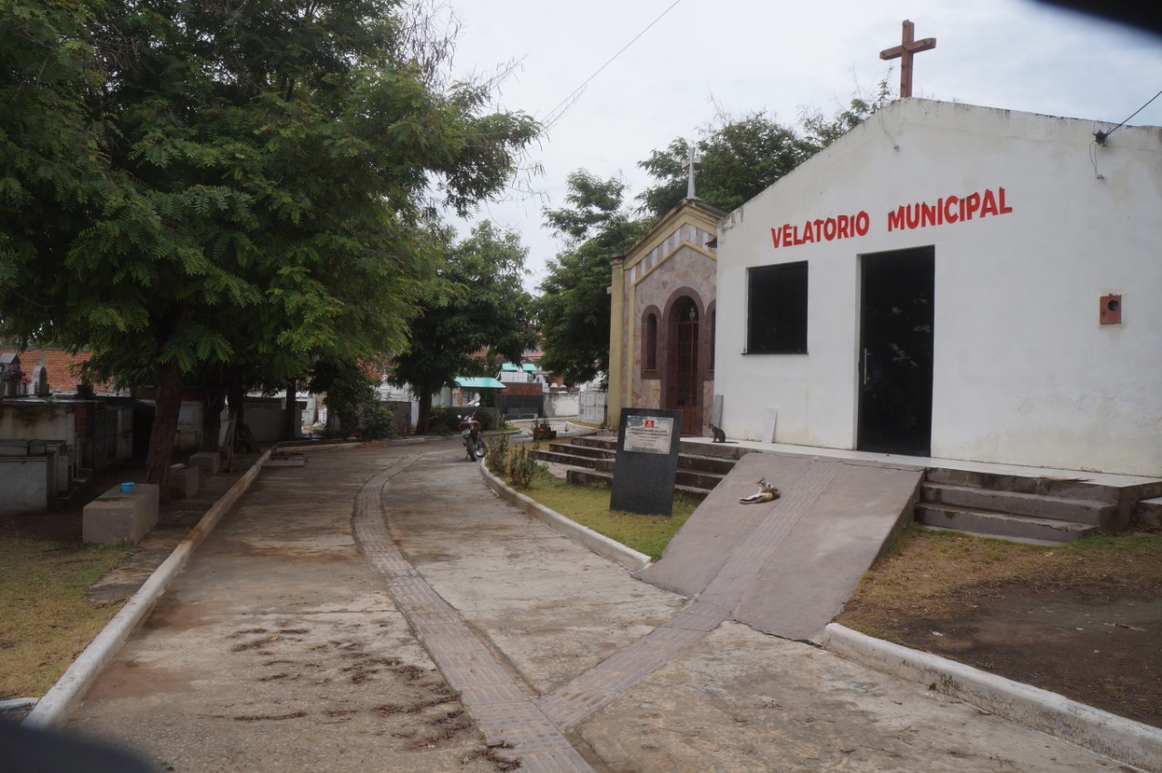 Prefeitura de Jequié intensifica limpeza dos cemitérios Prefeitura de Jequié intensifica limpeza dos cemitérios