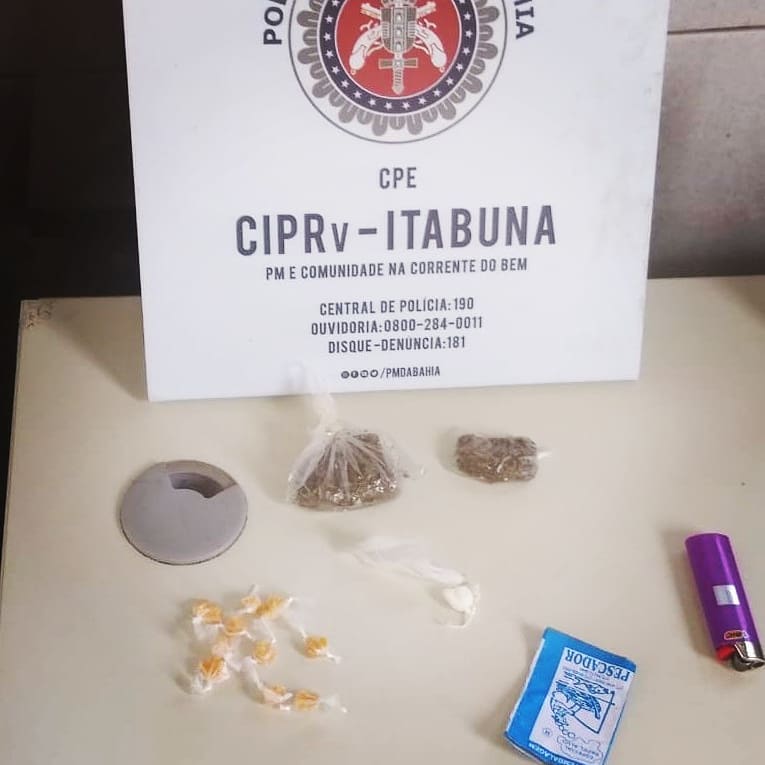 Dupla é detida quando circulava com drogas na rodovia Dupla é detida quando circulava com drogas na rodovia