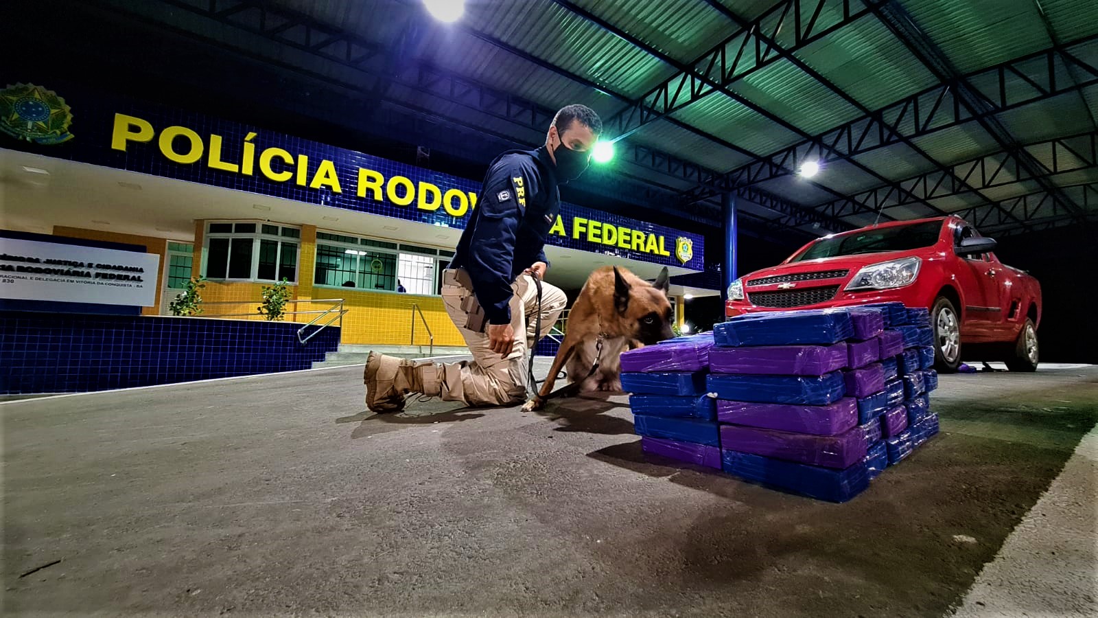 Casal de traficantes é preso na BR 116 transportando quase 62 Kg de cocaína