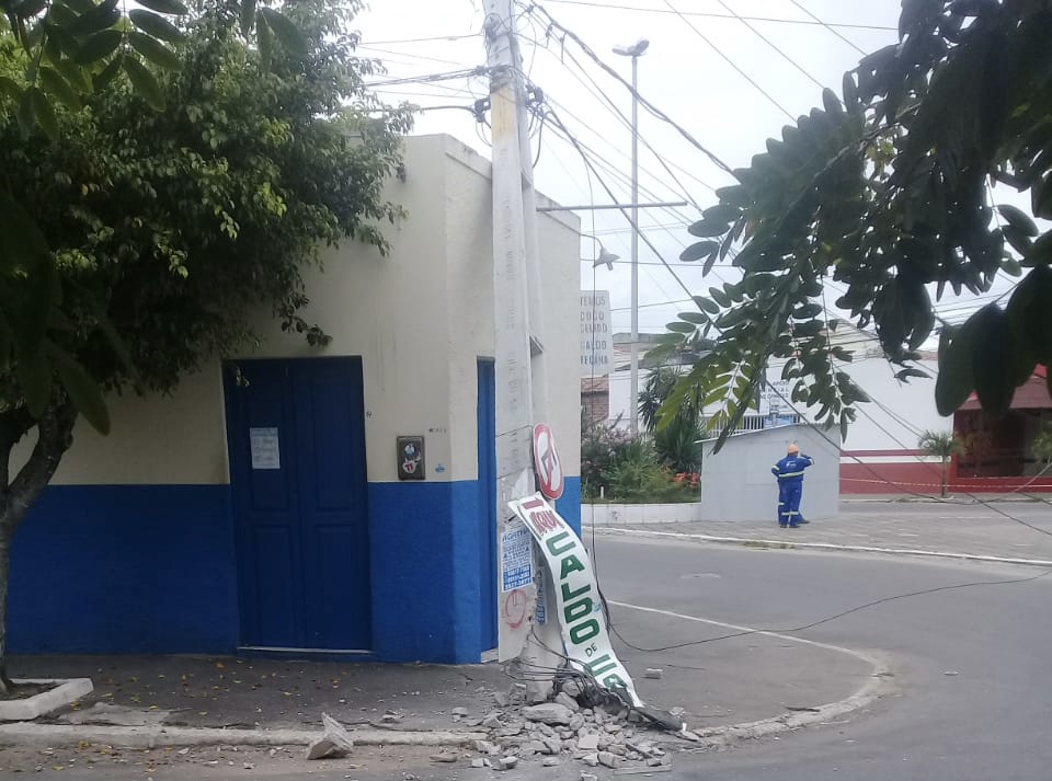 Poste cai sobre um bar na Praça do Viveiro