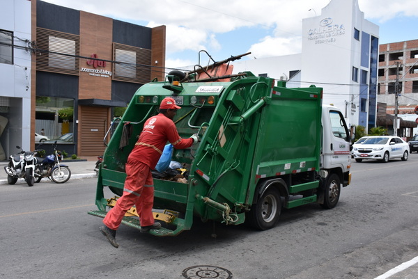 Impasse entre sindicato e Locar atrasou a coleta de lixo em Jequié Impasse entre sindicato e Locar atrasou a coleta de lixo em Jequié