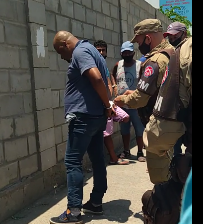 “Mulher maravilha” deteve ladrão de celular no Centro de Jequié e chamou a polícia “Mulher maravilha” deteve ladrão de celular no Centro de Jequié e chamou a polícia