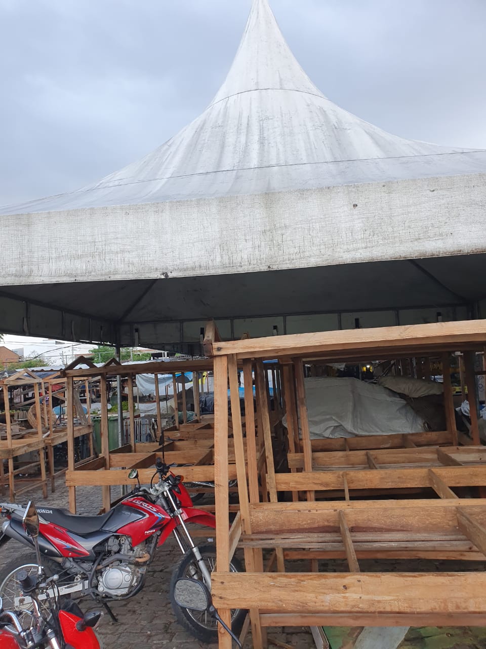 Feirantes do mercadão Vicente Grilo estão amontoados em um toldo e construção das barras nem começou Feirantes do mercadão Vicente Grilo estão amontoados em um toldo e construção das barras nem começou