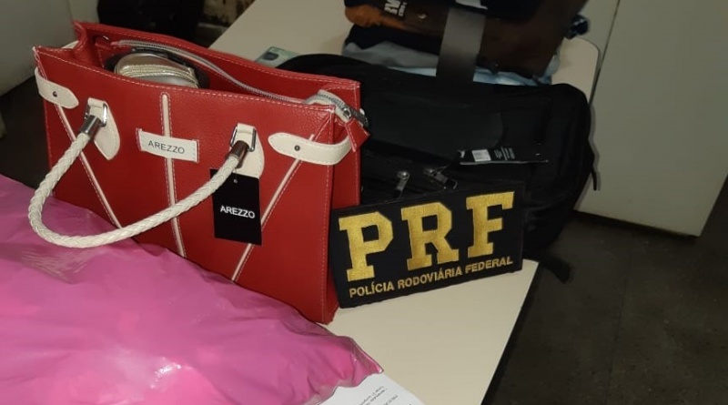 Em ação rápida, PRF na Bahia prende trio logo após roubo de veículo na BR 101 Em ação rápida, PRF na Bahia prende trio logo após roubo de veículo na BR 101