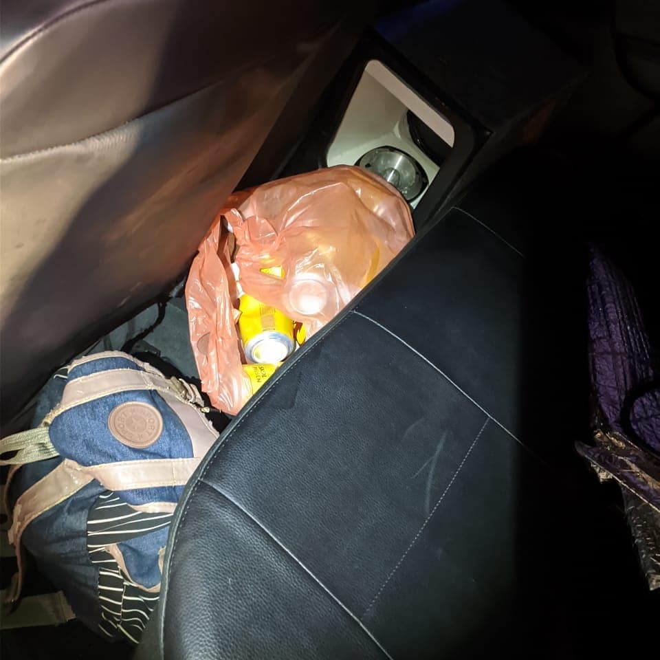 Polícia encontra latas de cerveja após prender motorista bêbado Polícia encontra latas de cerveja após prender motorista bêbado