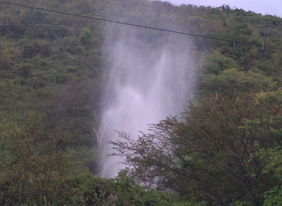 Rompimento de adutora deixa 3 bairros de Jequié sem água Rompimento de adutora deixa 3 bairros de Jequié sem água