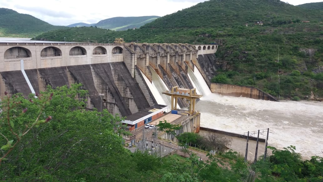 Barragem da Pedra abriu mais duas comportas, casas já estão sendo tomadas pela água Barragem da Pedra abriu mais duas comportas, casas já estão sendo tomadas pela água