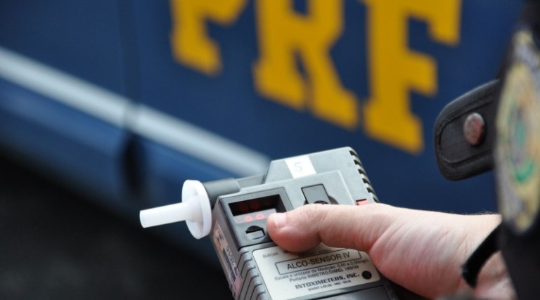 Condutor alcoolizado e sem possuir habilitação é preso pela PRF após realizar ultrapassagem proibida na BR 116 Condutor alcoolizado e sem possuir habilitação é preso pela PRF após realizar ultrapassagem proibida na BR 116