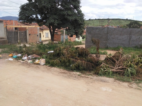 Aqui o povo fala – morador denuncia terreno abandonado no Loteamento Água Branca Aqui o povo fala – morador denuncia terreno abandonado no Loteamento Água Branca