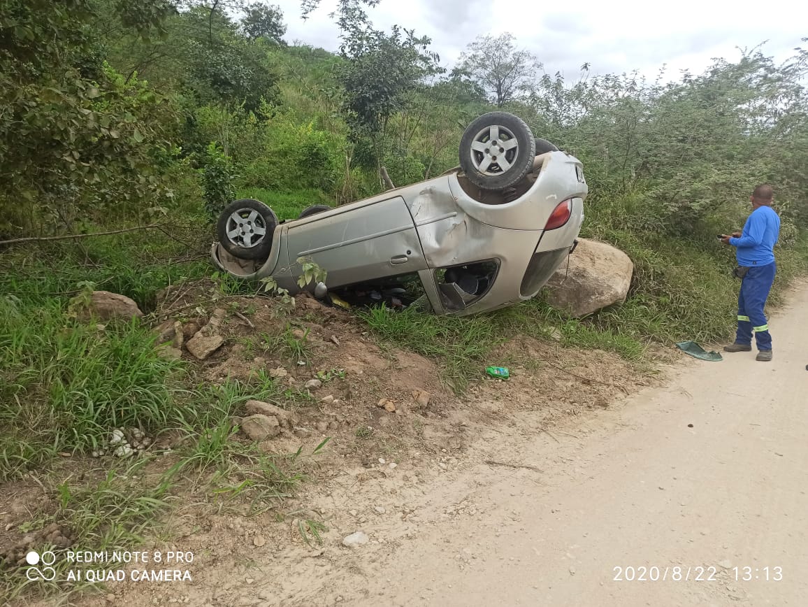 Carro capota na região de Queimadas, em Jequié Carro capota na região de Queimadas, em Jequié