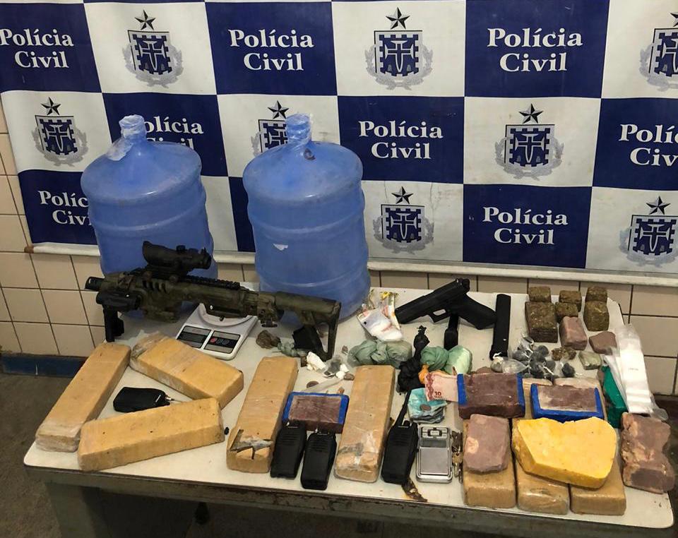 Polícia apreende armas e drogas no esconderijo da facção “tudo 2”