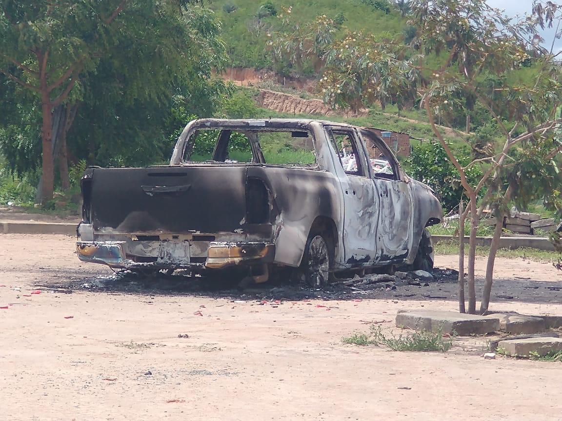Jequié: empresário é preso após atirar em um jovem, população se revolta e bota fogo no carro Jequié: empresário é preso após atirar em um jovem, população se revolta e bota fogo no carro