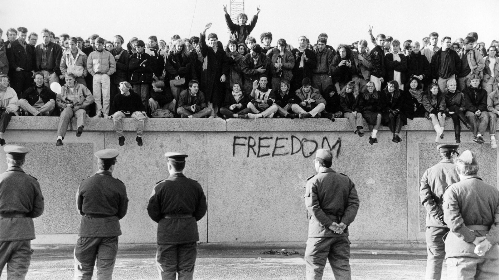 Coluna Jorge Barros: 13 de agosto de 1961, dia da construção do Muro de Berlim (a Cortina de Ferro), pela Alemanha comunista Coluna Jorge Barros: 13 de agosto de 1961, dia da construção do Muro de Berlim (a Cortina de Ferro), pela Alemanha comunista