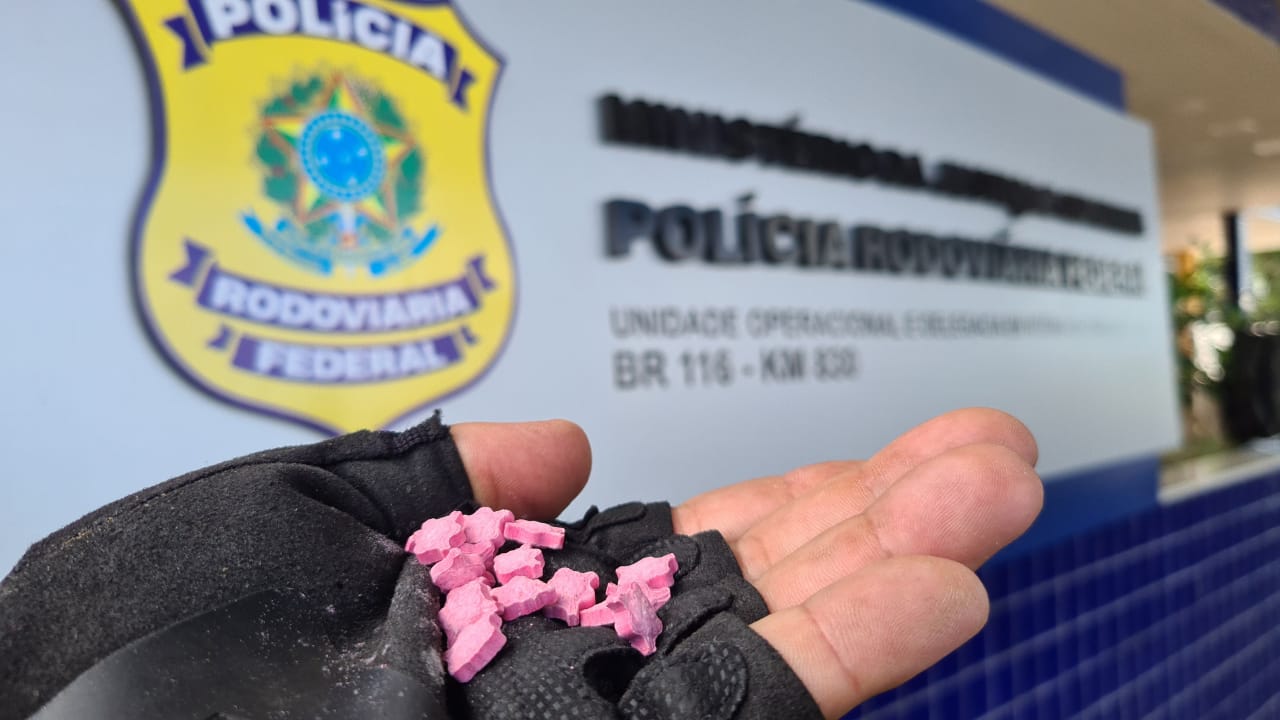Passageiro de ônibus é flagrado pela PRF na Bahia com 14 mil comprimidos de ecstasy Passageiro de ônibus é flagrado pela PRF na Bahia com 14 mil comprimidos de ecstasy