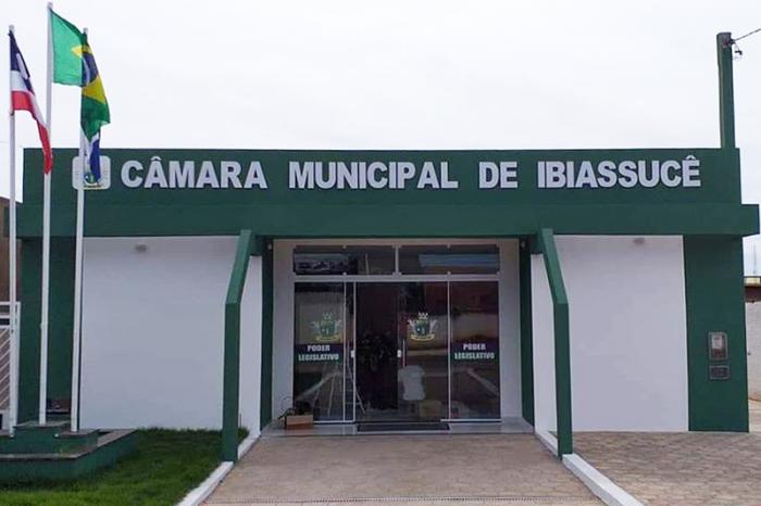 MP recomenda revogação de aumento em 36,36% do salário dos vereadores de Ibiassucê MP recomenda revogação de aumento em 36,36% do salário dos vereadores de Ibiassucê