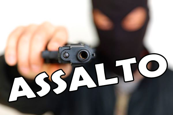 Além de ser assaltado motociclista levou uma capacetada