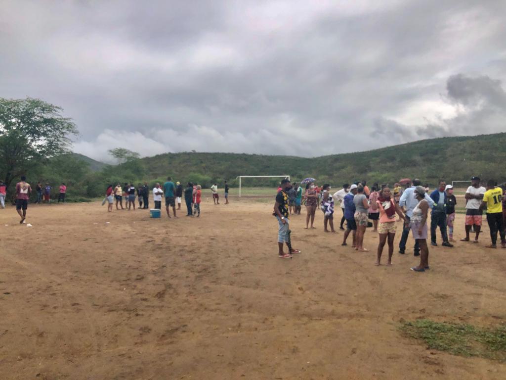 Jequié: Sem terras invadem fazenda e clima fica tenso com chegada da PM Jequié: Sem terras invadem fazenda e clima fica tenso com chegada da PM