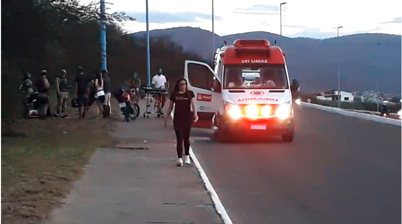 Motoqueiro capota na Avenida Cesar Borges Motoqueiro capota na Avenida Cesar Borges