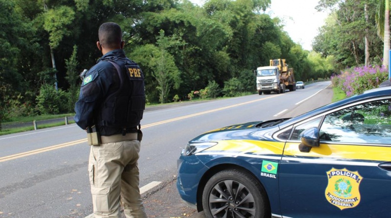 PRF na Bahia inicia operação e intensifica as fiscalizações nas rodovias federais baianas PRF na Bahia inicia operação e intensifica as fiscalizações nas rodovias federais baianas
