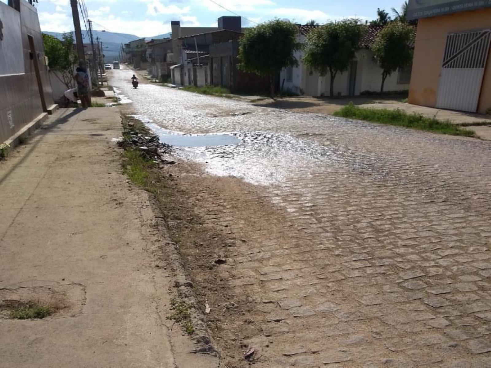 O povo fala: cano estourado e calçamento danificado no bairro Itaigara