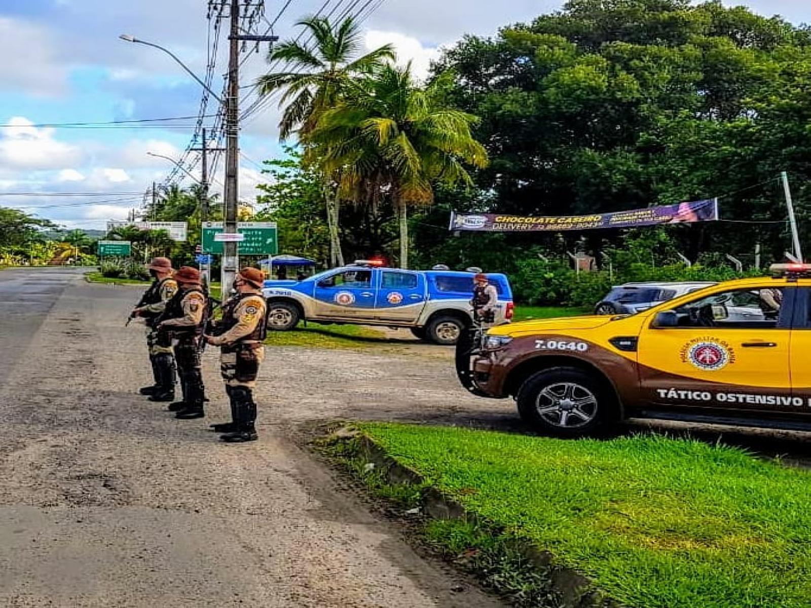 Moradores interditaram rodovia em Ilhéus por causa do avanço da maré, polícia reforça a segurança