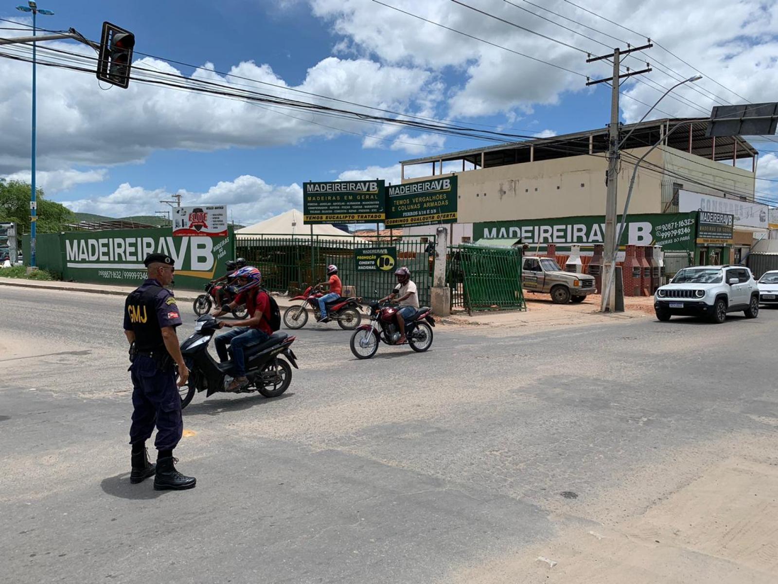 Guarda Municipal de Jequié orienta o trânsito na interdição da Avenida Castelo Branco