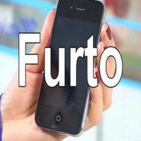 Mulher com criança de colo furta celular dentro da loja