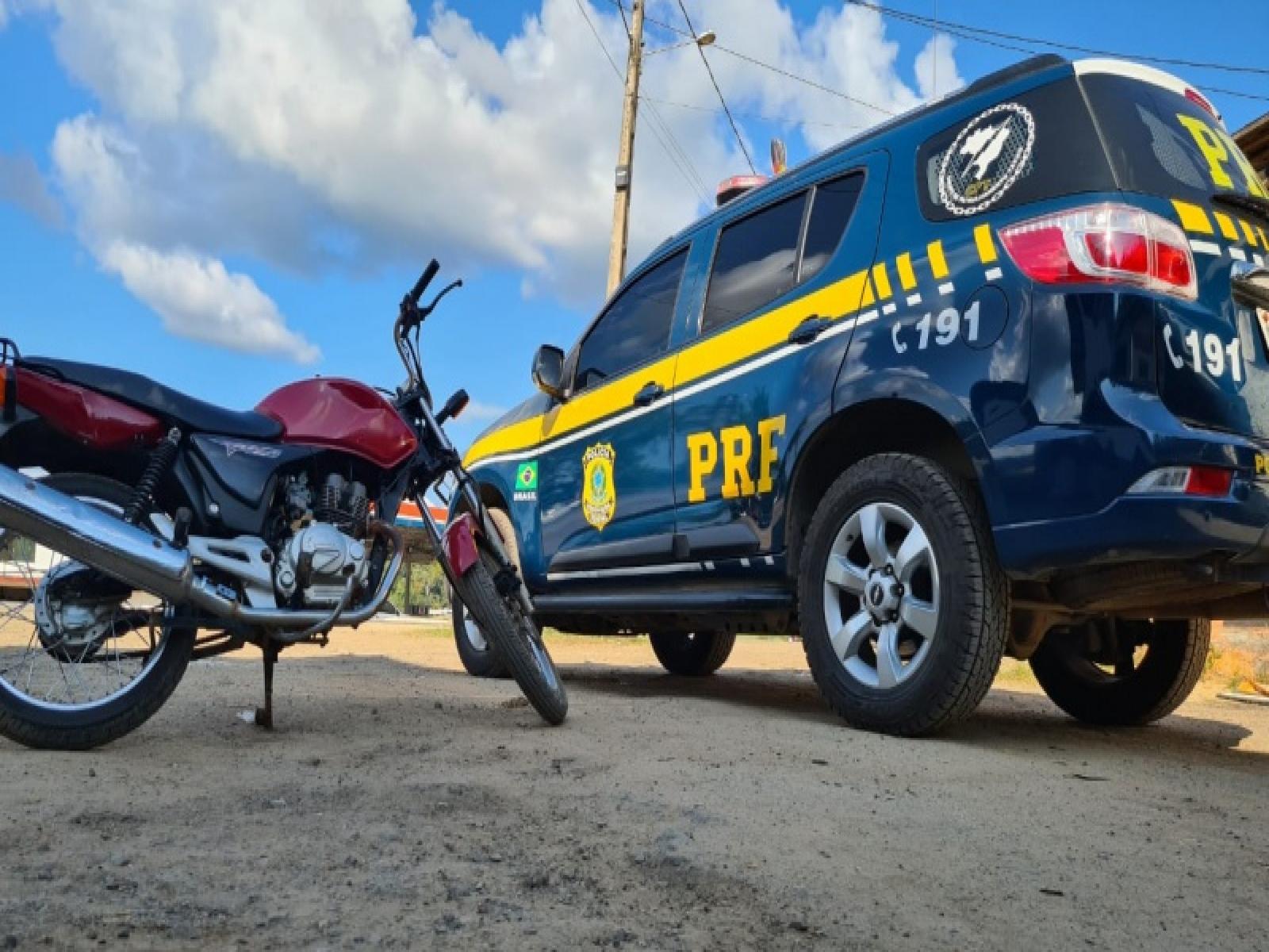 Motocicleta furtada em Brasília é recuperada na BR 330 em Jitaúna