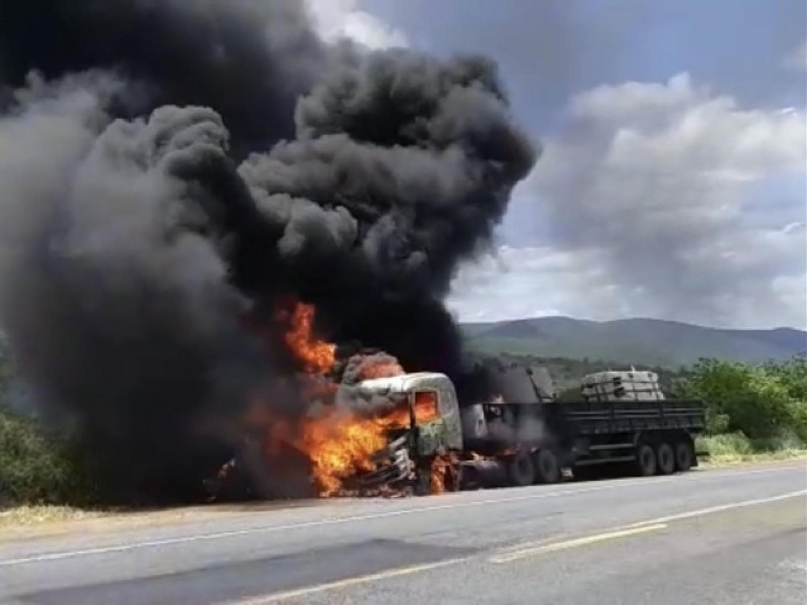 Caminhão incendiado na BR 116 em Jequié