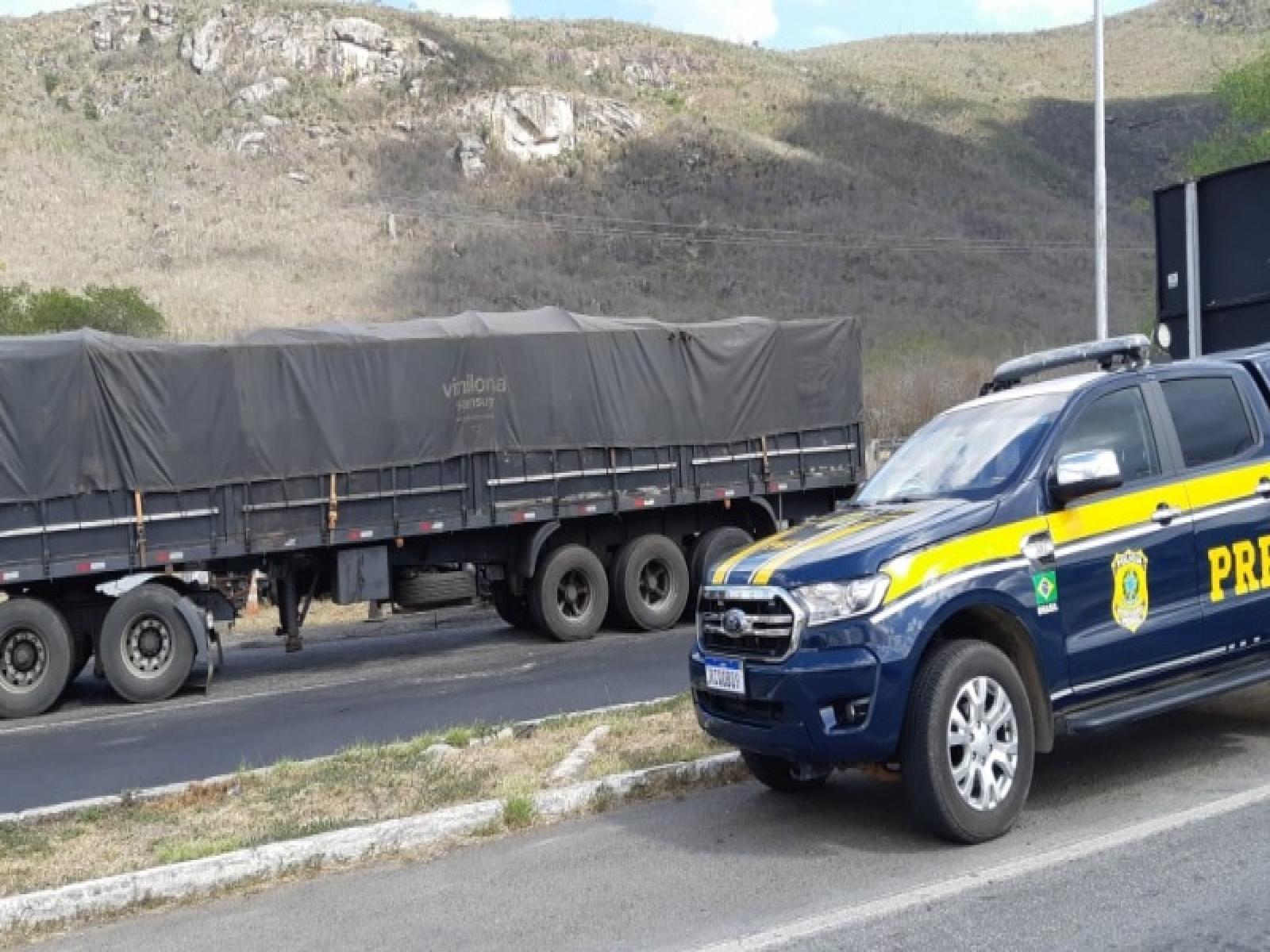 Após analisar chassi coberto com ‘tinta fresca’, PRF apreende semirreboque adulterado na BR 116 em Jequié