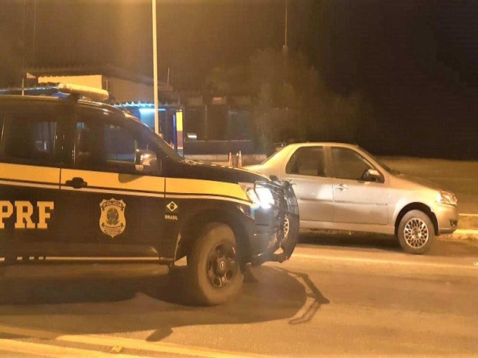 Siena adulterado é apreendido pela PRF na BR 116 com placas trocadas