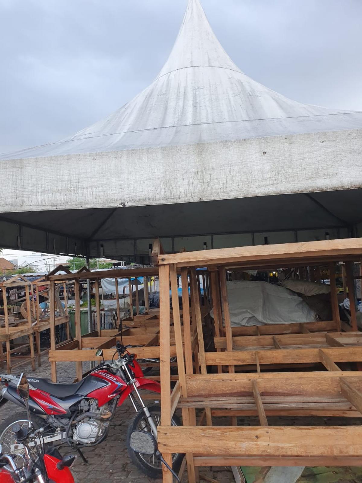 Feirantes do mercadão Vicente Grilo estão amontoados em um toldo e construção das barras nem começou