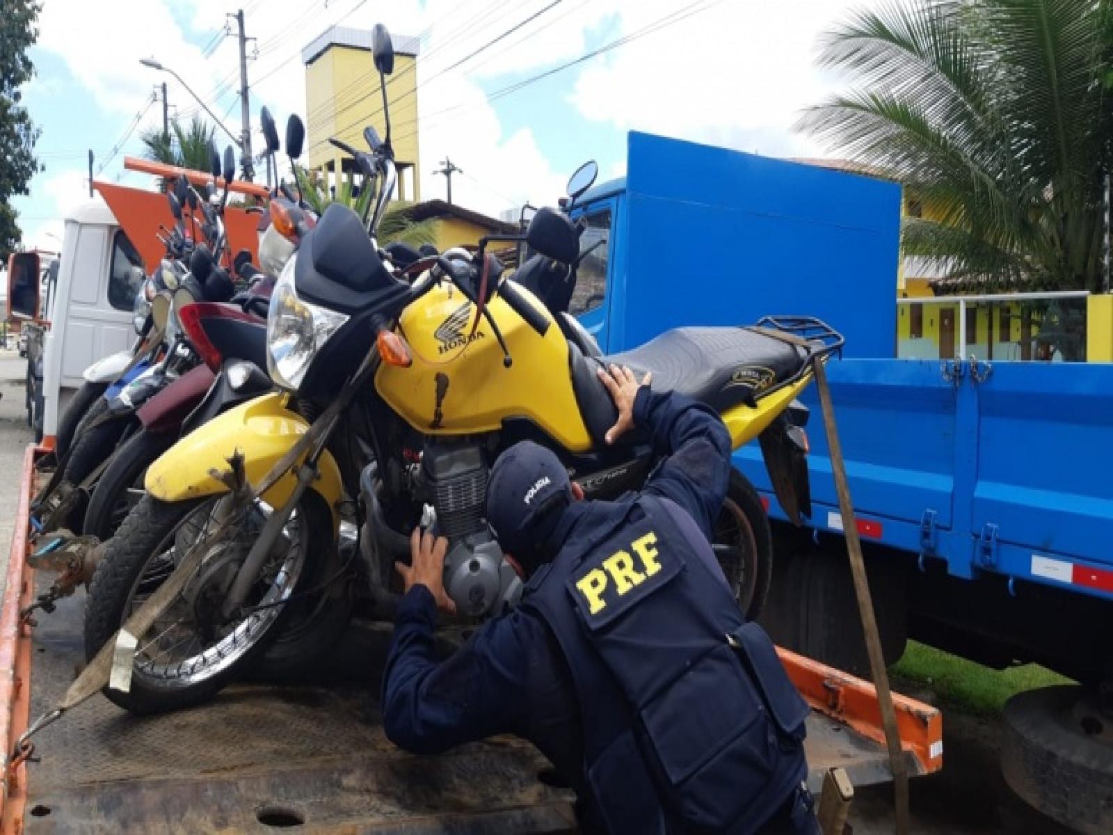 Motatxista é assaltado e polícia recupera moto momentos depois