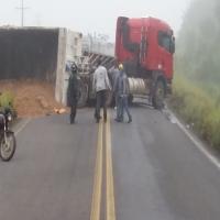 Carreta tomba na BA 250 e causa transtornos aos motoristas