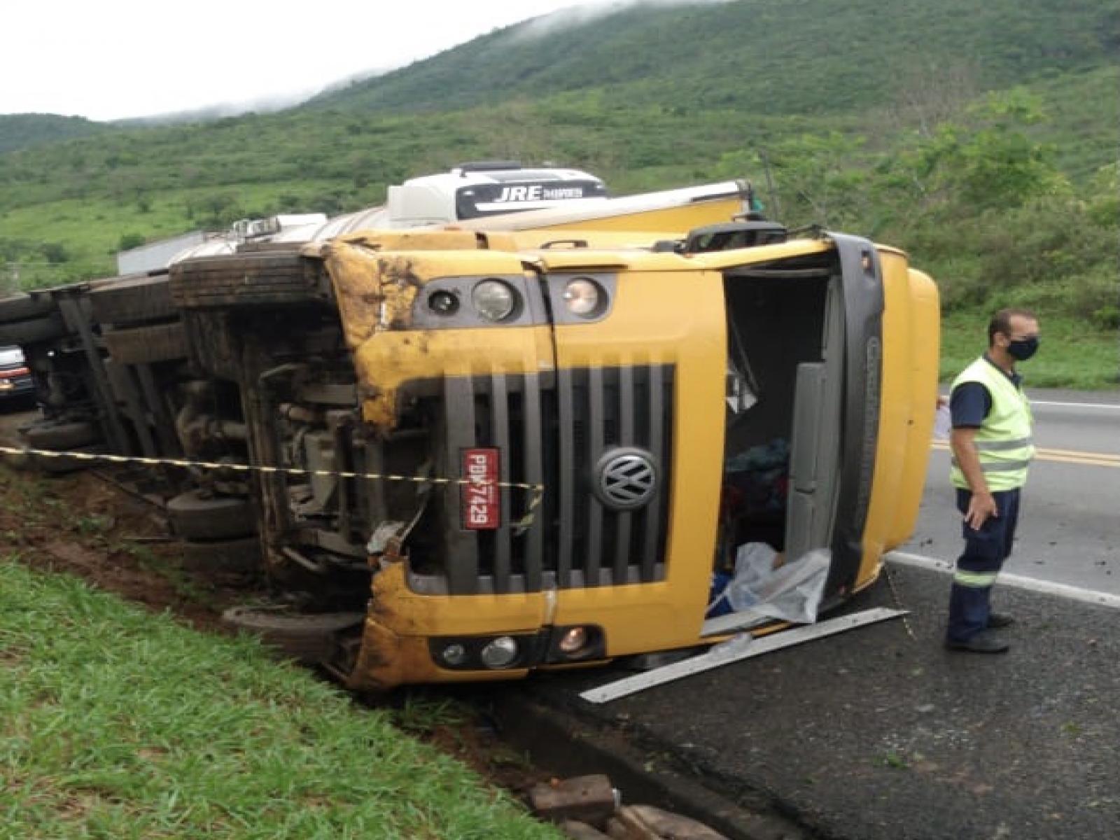 Carreta dos Correios tomba matando motorista no trecho de Jequié