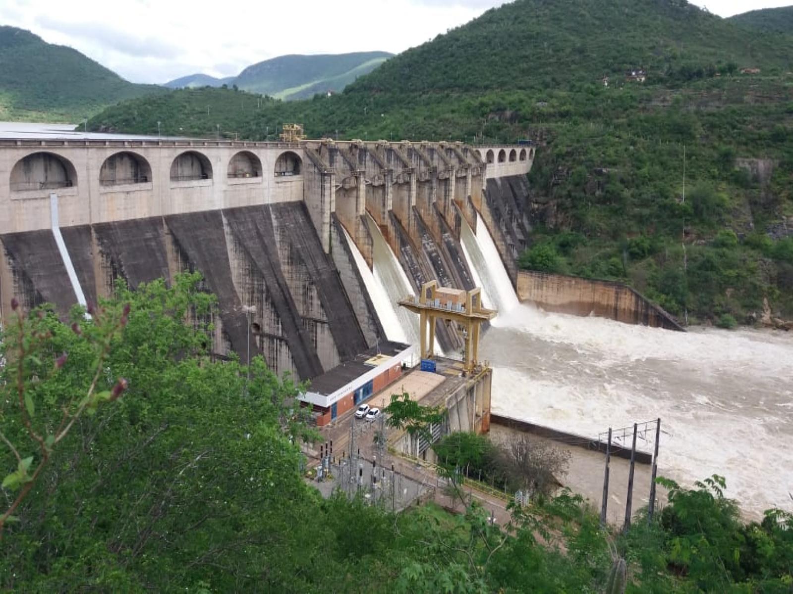 Barragem da Pedra abriu mais duas comportas, casas já estão sendo tomadas pela água
