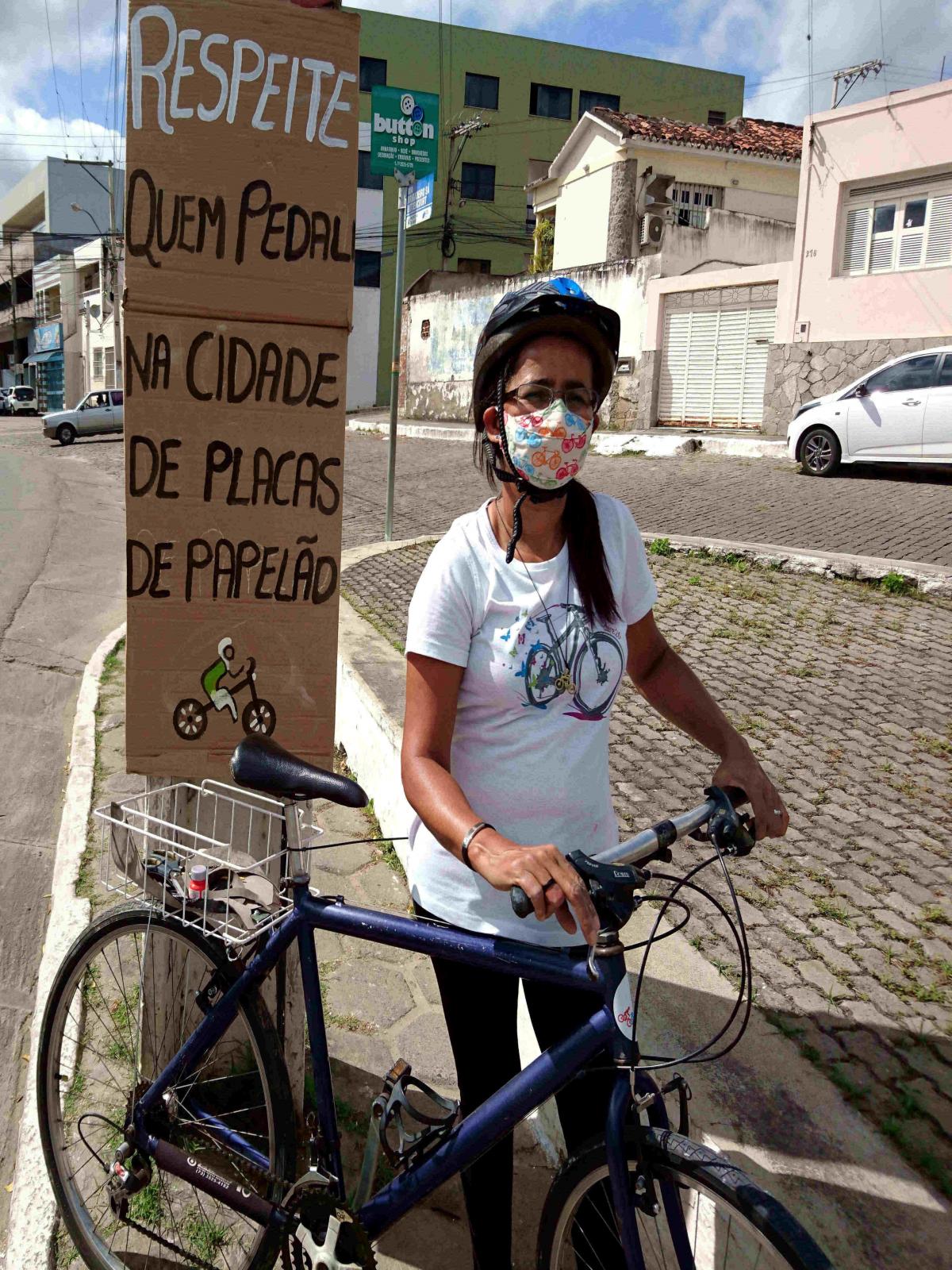 Jequié: ciclistas na cidade de placas de papelão.
