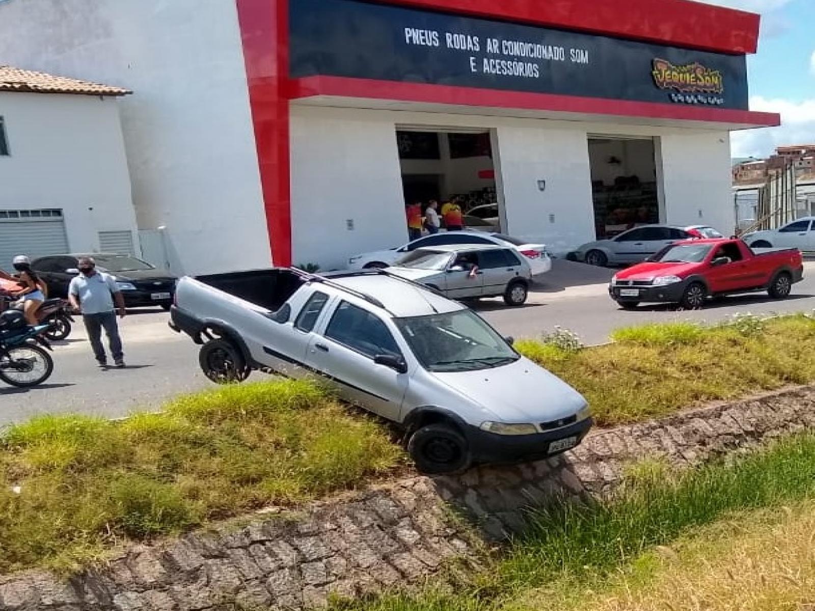 Falta de atenção do motorista quase provocou um acidente na Avenida Cesar Borges