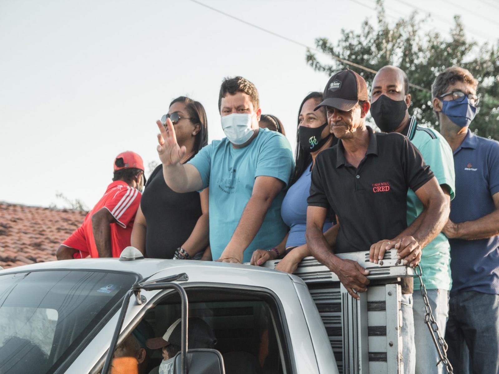 Adesivaço e carreata marca início da campanha de João Véi a prefeito de Lafaiete Coutinho.