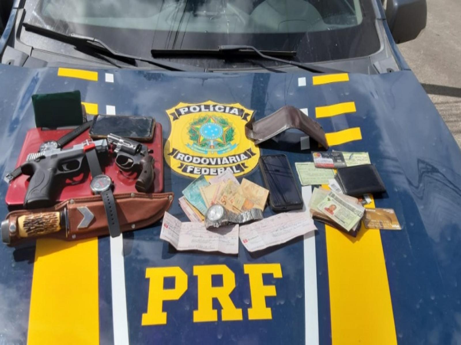 PRF prende assaltantes e recupera itens roubados na BR 324
