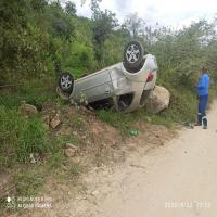 Carro capota na região de Queimadas, em Jequié