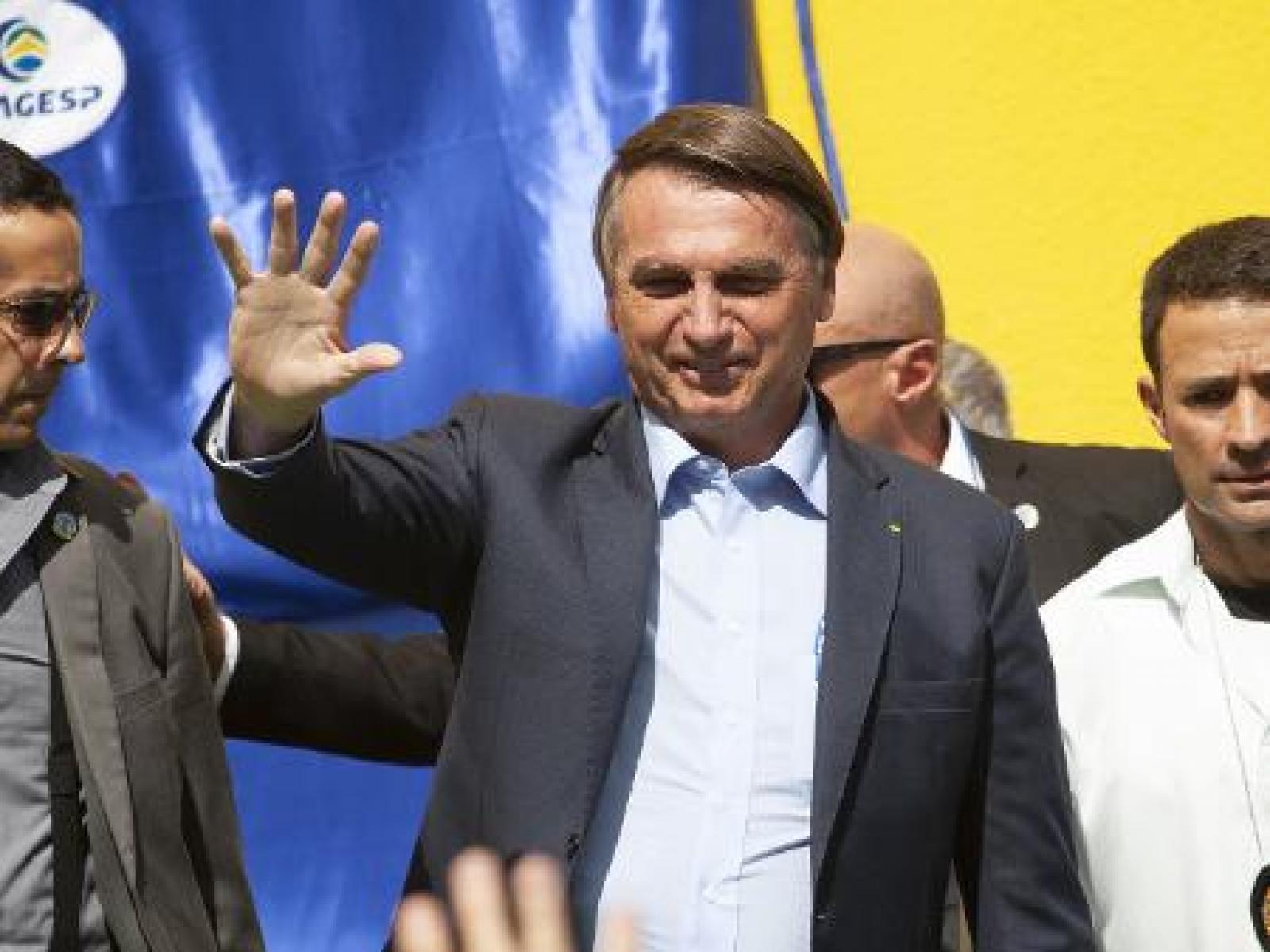 Bolsonaro anuncia MP que aumenta salário mínimo para R$ 1.100 em 2021